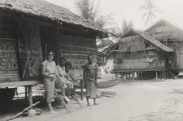 BD/256/87 - 
Papoea&#039;s bij een hut
