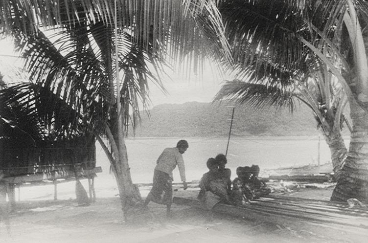 BD/256/89 - 
Papoea&#039;s tussen de palmbomen
