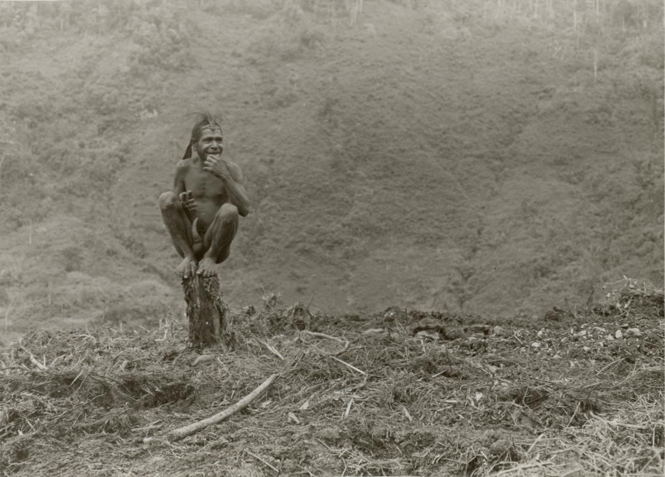 BD/326/16 - 
Inwoner van de Abmisibil-vallei in het Sterrengebergte zittend op een boomstronk
