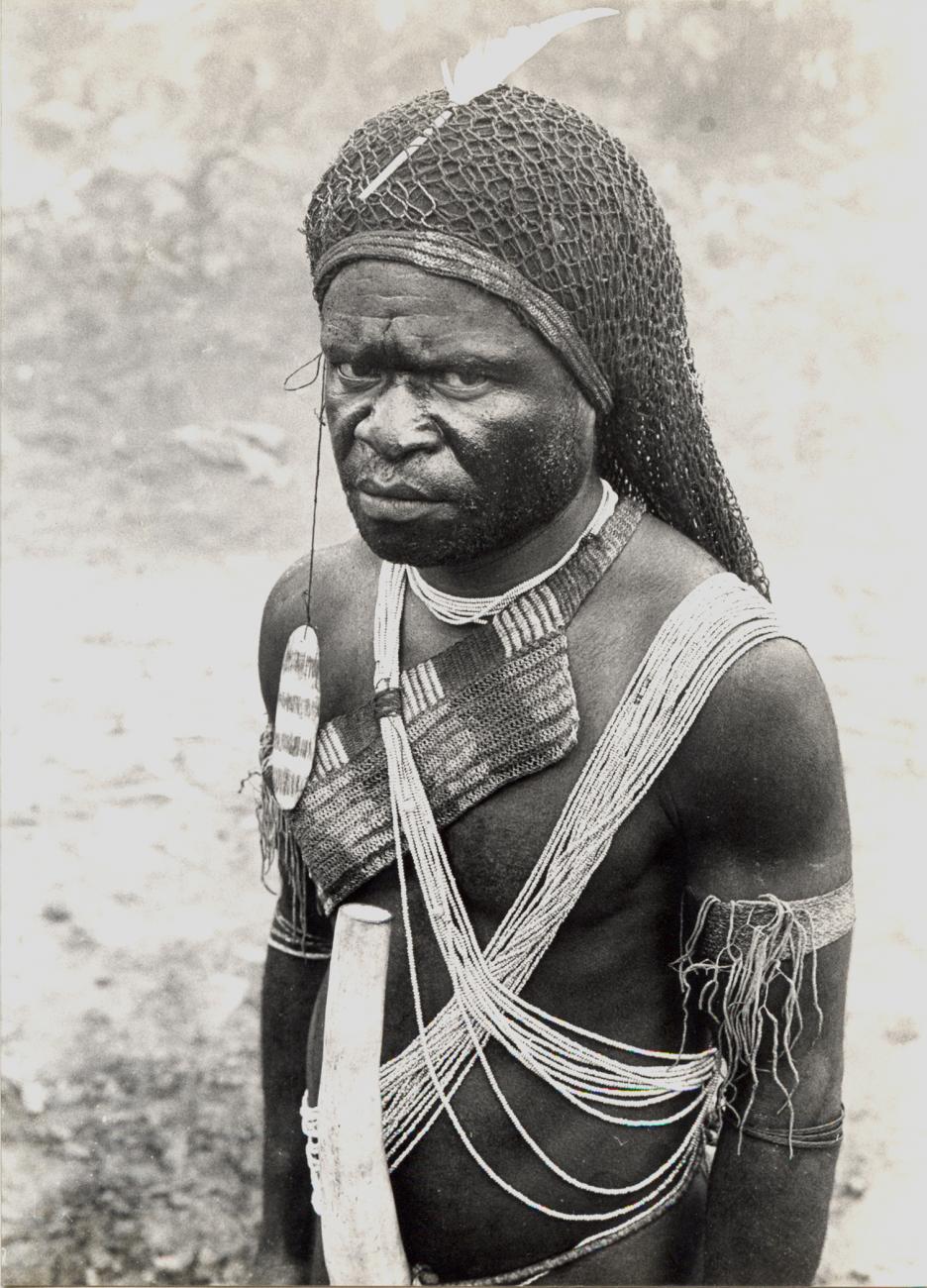 BD/326/33 - 
Portret van een inwoner van de Kamu-vallei,    mogelijk iemand van het Moni-volk
