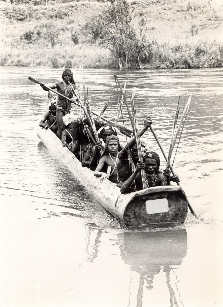 BD/326/37 - 
Groep Ekagi-mannen in prauw op de rivier Jawe
