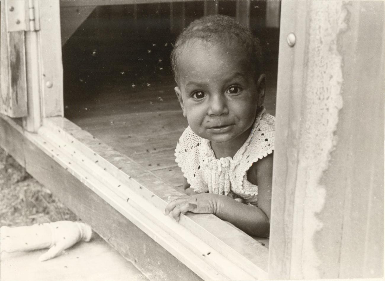 BD/326/5 - 
Papoea-kind,    tijdens de opstand tijdelijk ondergebracht in het zusterhuis in Epouto
