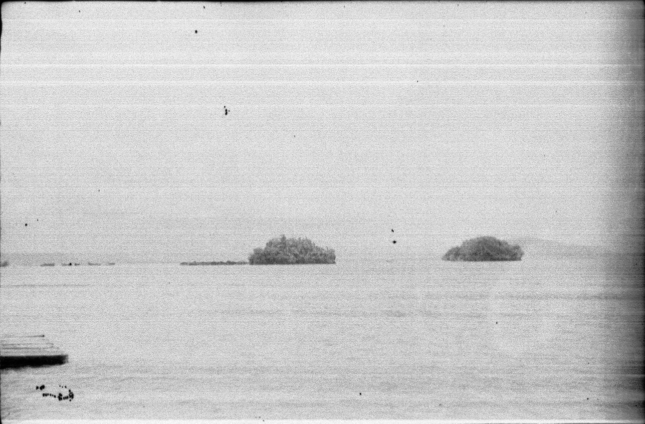 BD/67/119 - 
Uitzicht over het water met eilandje
