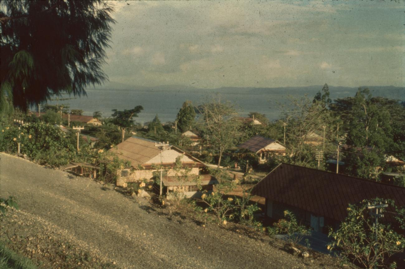 BD/67/177 - 
Overzichtsfoto vanaf de helling bij Jayapura
