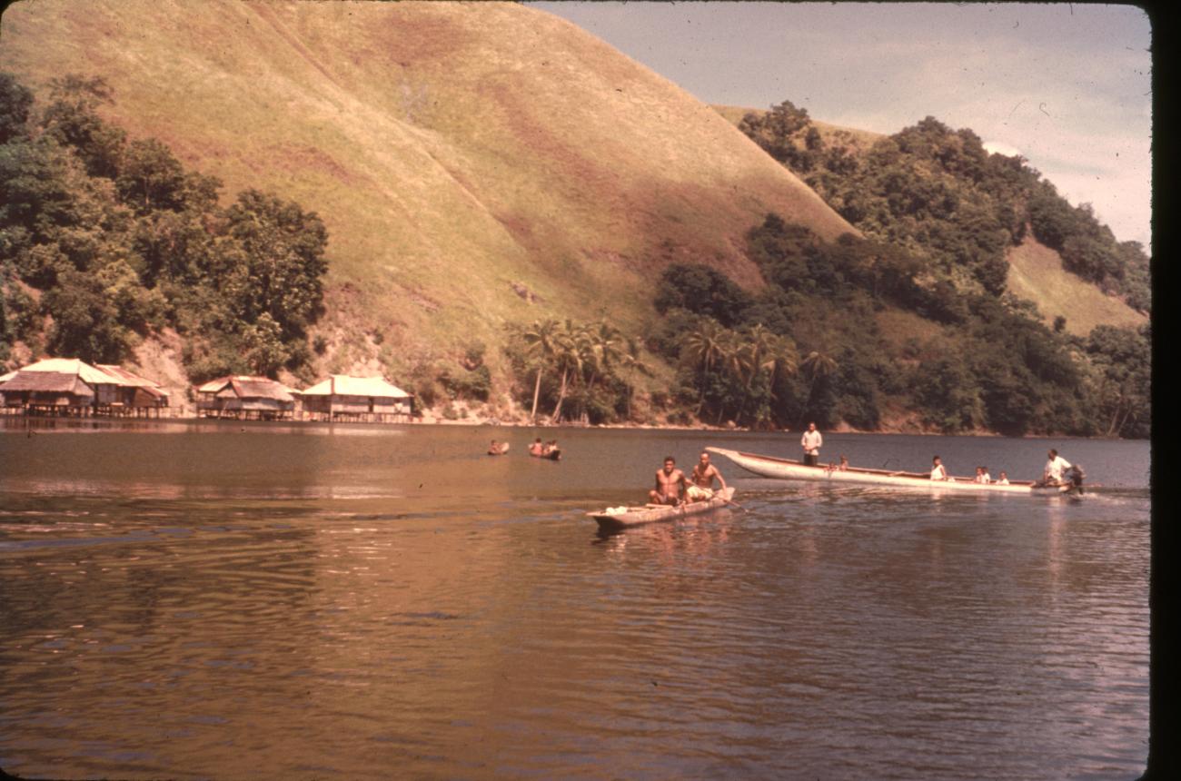 BD/67/197 - 
Bootjes op het water, met op achtergrond een dorp aan het water
