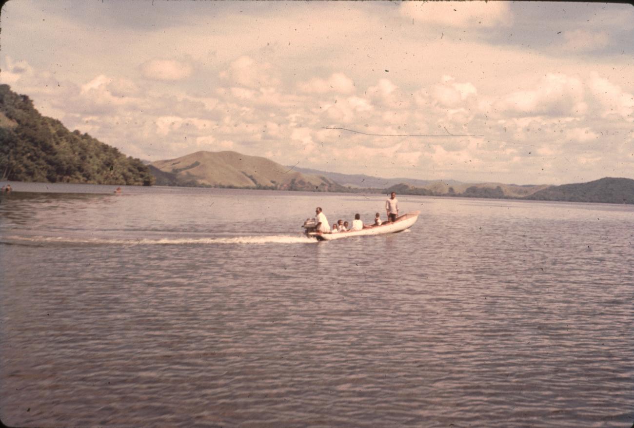BD/67/198 - 
Motorboot op het water
