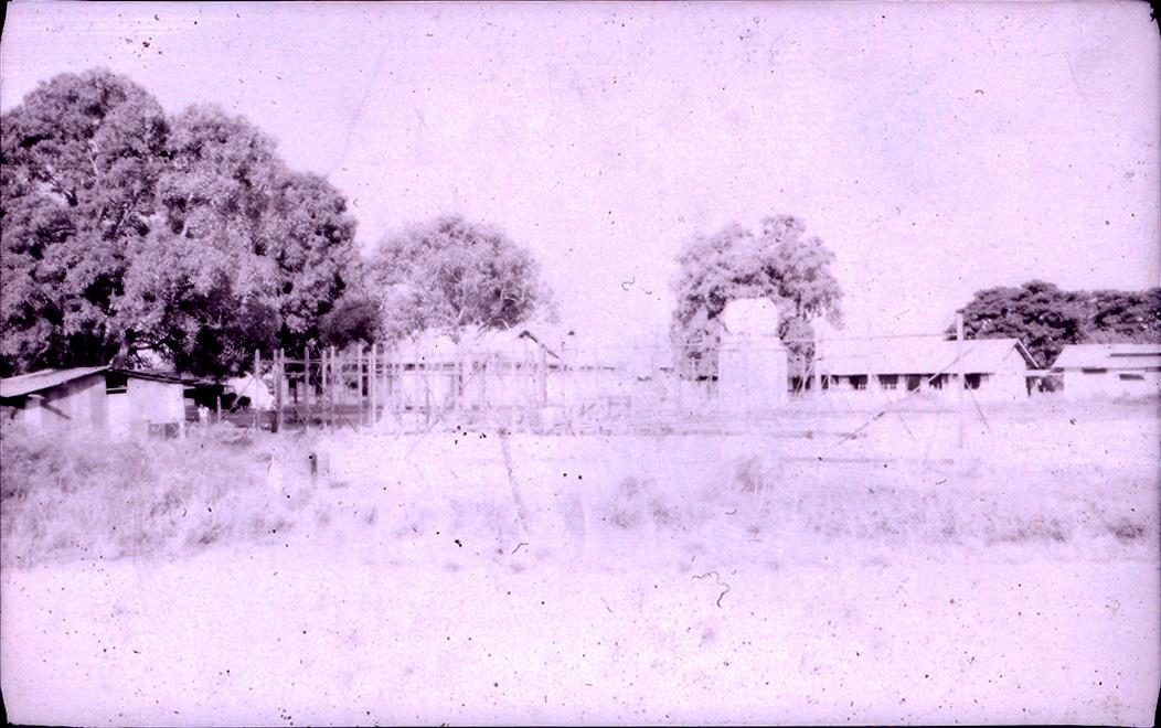 BD/67/225 - 
Landschapsopname met gebouwen te Merauke
