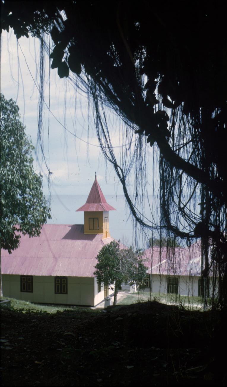 BD/279/39 - 
Moluks protestantse kerk met op de voorgrond een waringin boom
