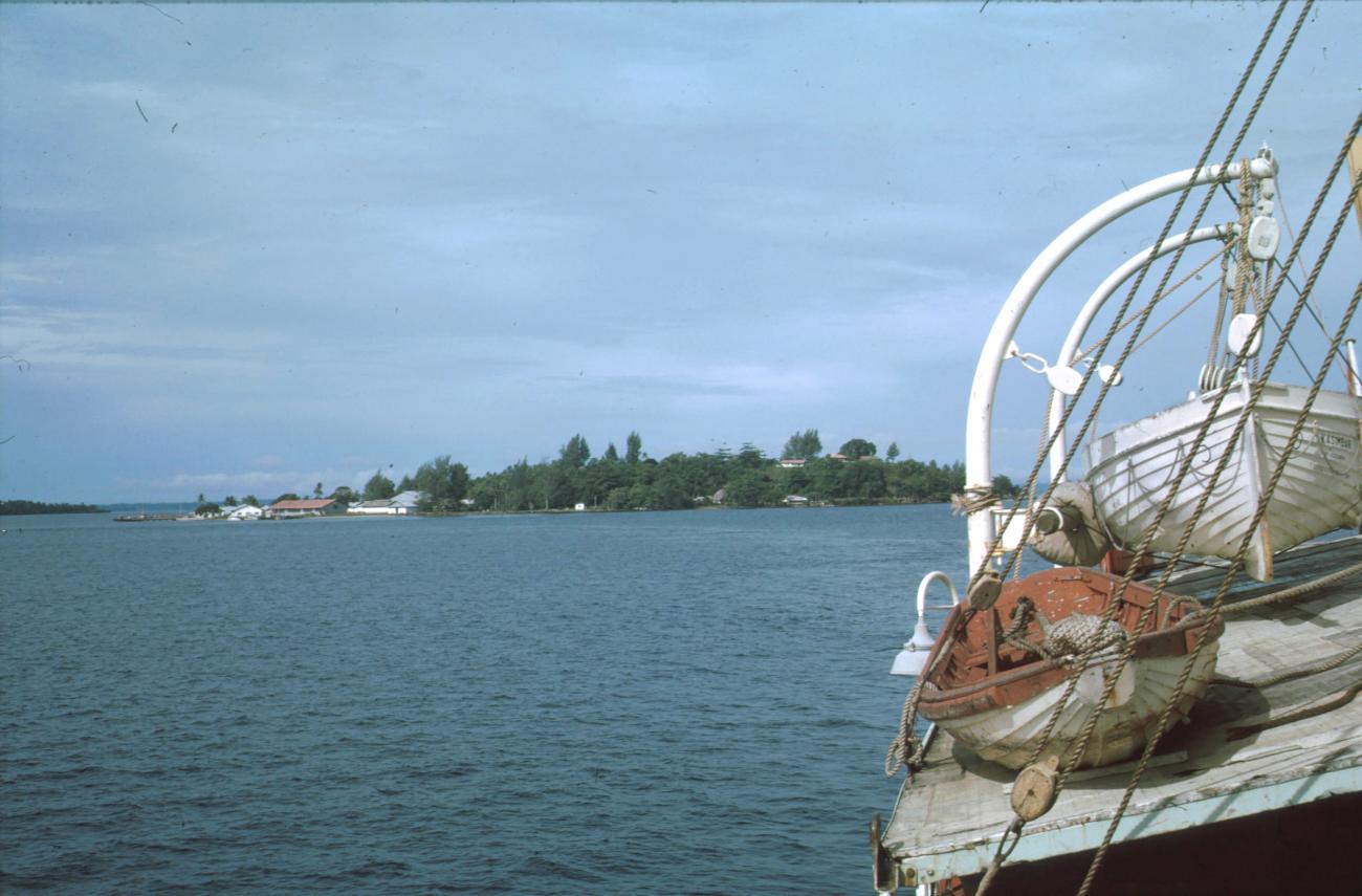 BD/279/58 - 
De kust van Sorong Doom
