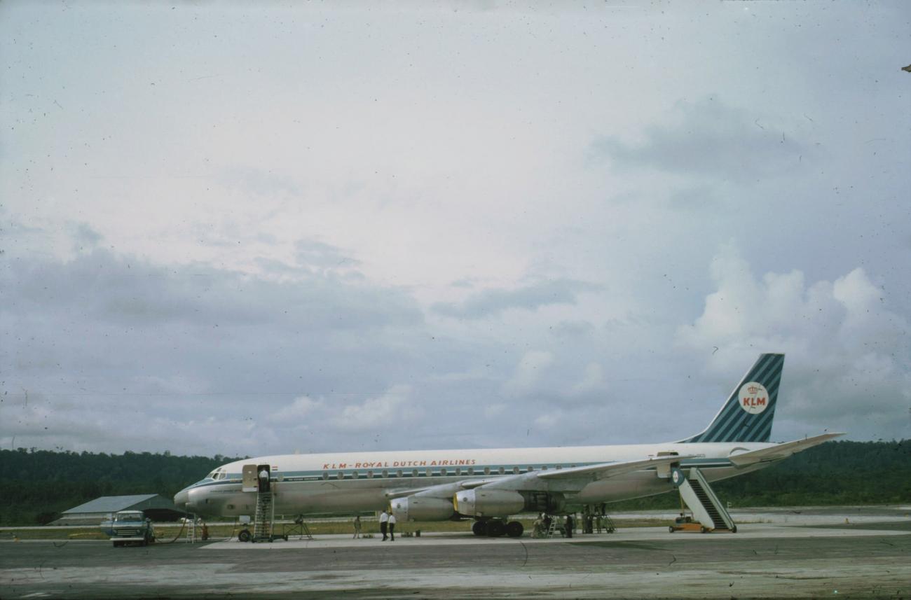 BD/279/87 - 
KLM Vliegtuig  bij vertrek
