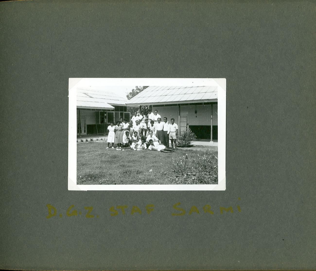 BD/83/106 - 
Groepsfoto van de Dienst Gezondheidszorg van Sarmi
