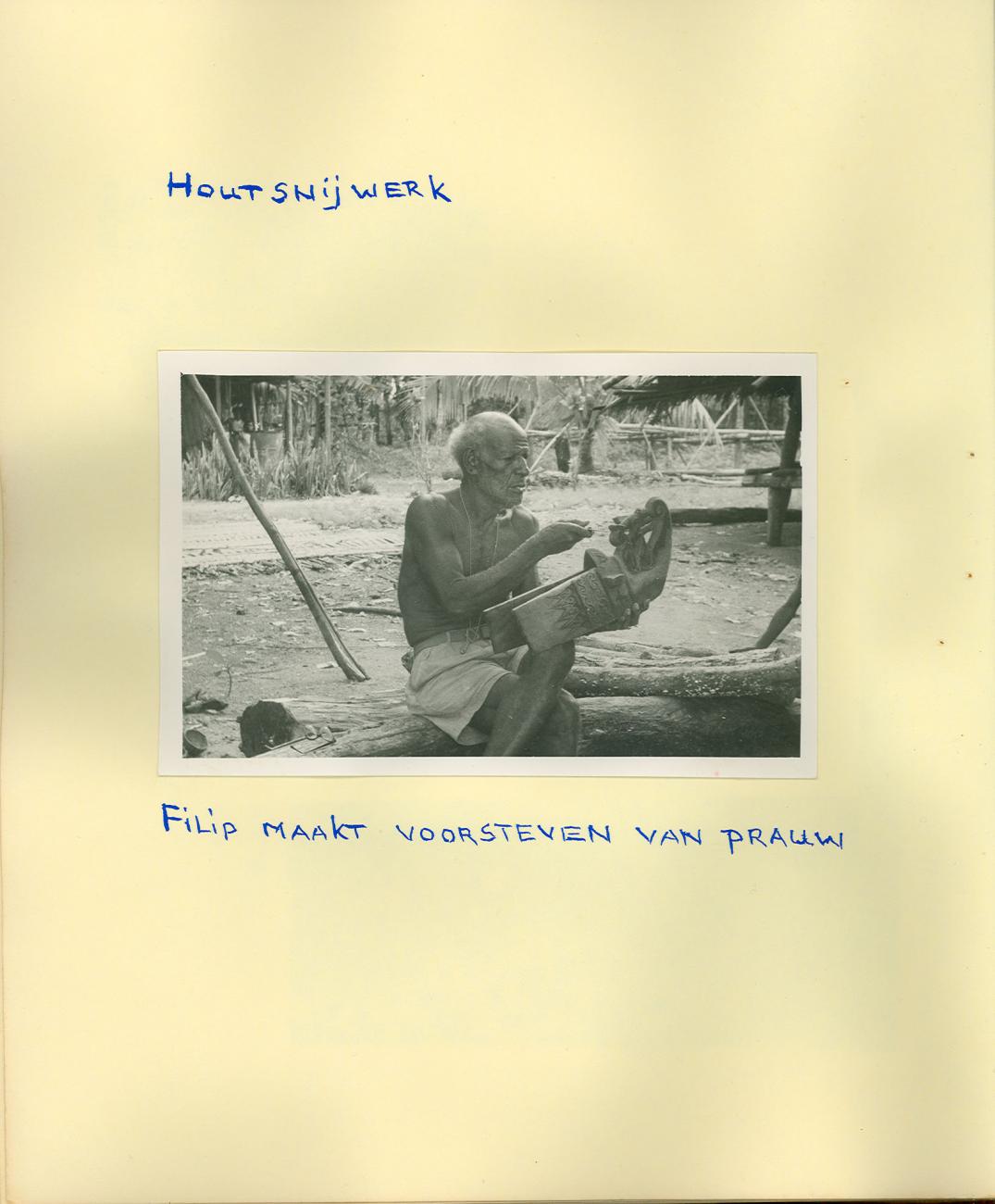BD/83/56 - 
Papoea-man bezig met houtsnijwerk voor de voorsteven van een prauw

