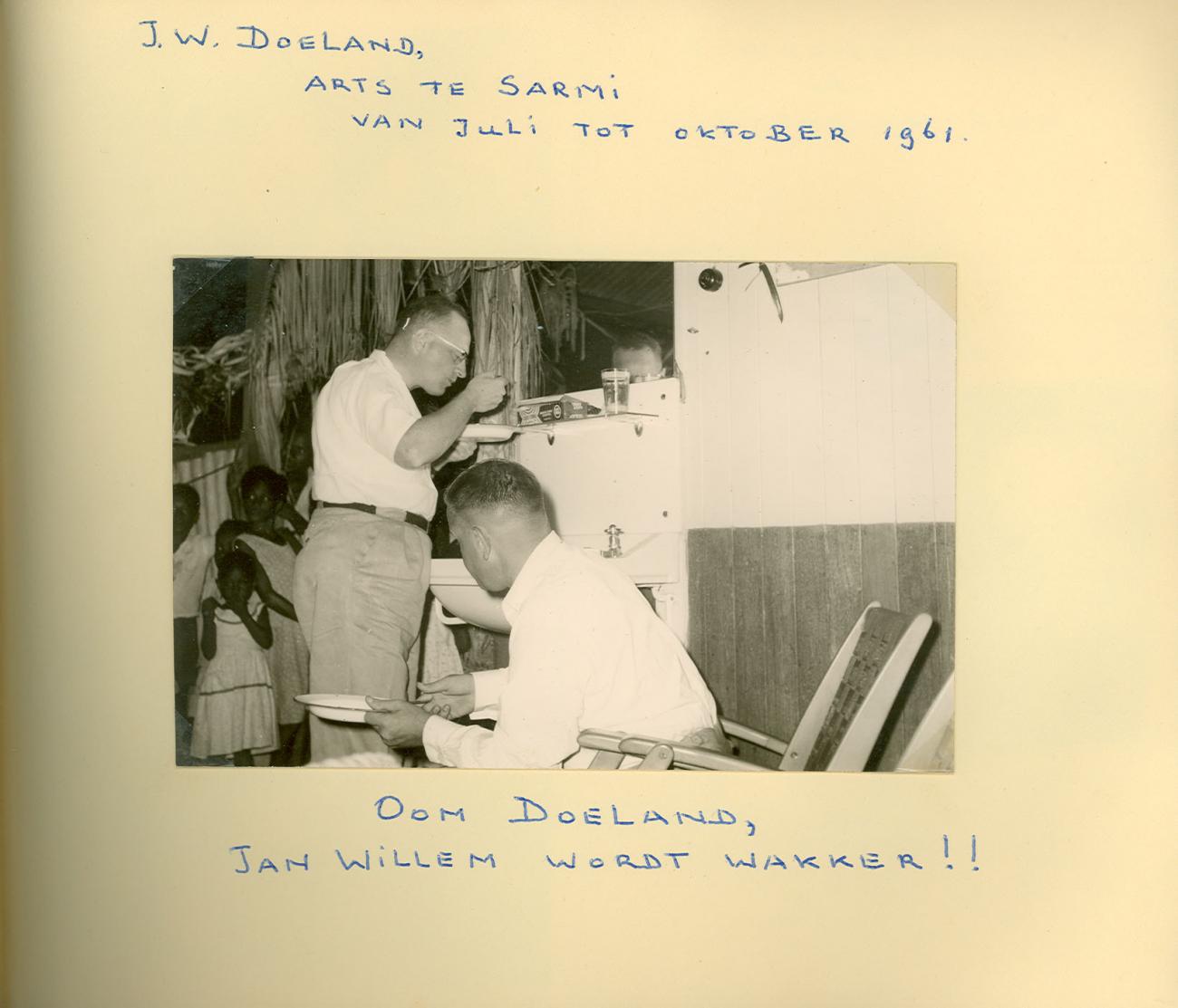 BD/83/67 - 
Afscheidsfeest voor een Nederlandse dokter van het ziekenhuis in Sarmi: arts J.W. Doeland
