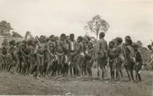 BD/125/9 - 
Een grote groep Papoea&#039;s

