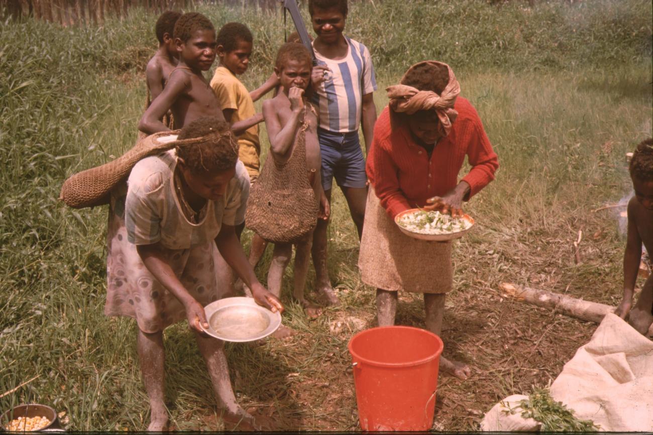 BD/132/100 - 
vrouwen bereiden eten
