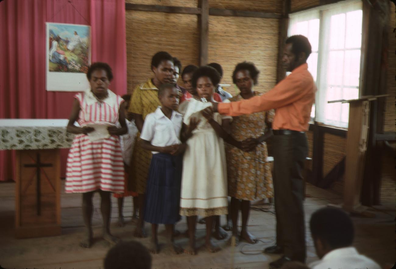 BD/132/10 - 
groepsfoto man, vrouw en kinderen in kerk
