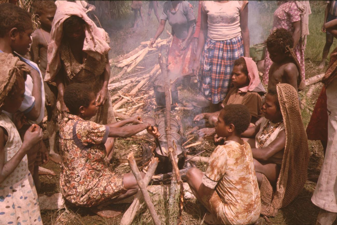 BD/132/117 - 
vrouwen rond het vuur bezig met het bereiden van voedsel
