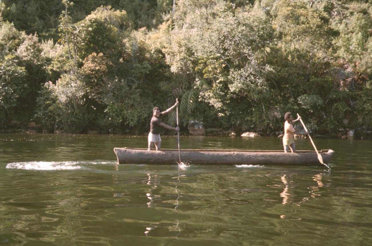 BD/132/11 - 
landschap met twee mannen in kano, prauw

