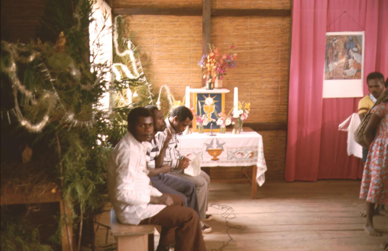 BD/132/13 - 
groepsfoto van mannen zittend in kerk
