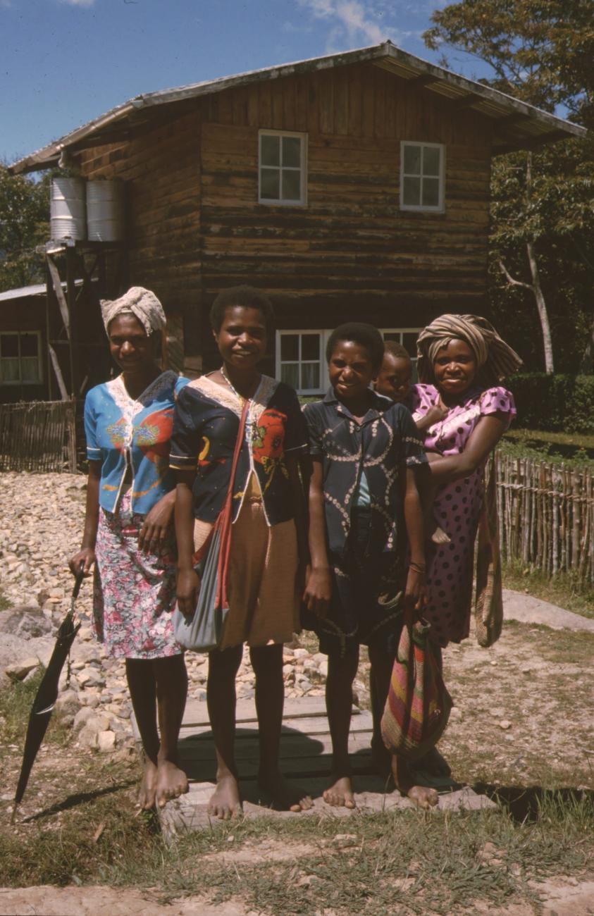 BD/132/147 - 
groepsfoto van vier vrouwen met kind in westerse kleding
