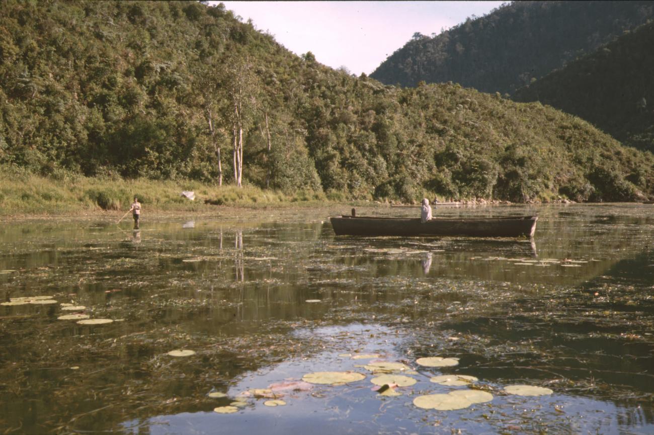 BD/132/14 - 
landschap met man in kano, prauw en man in water
