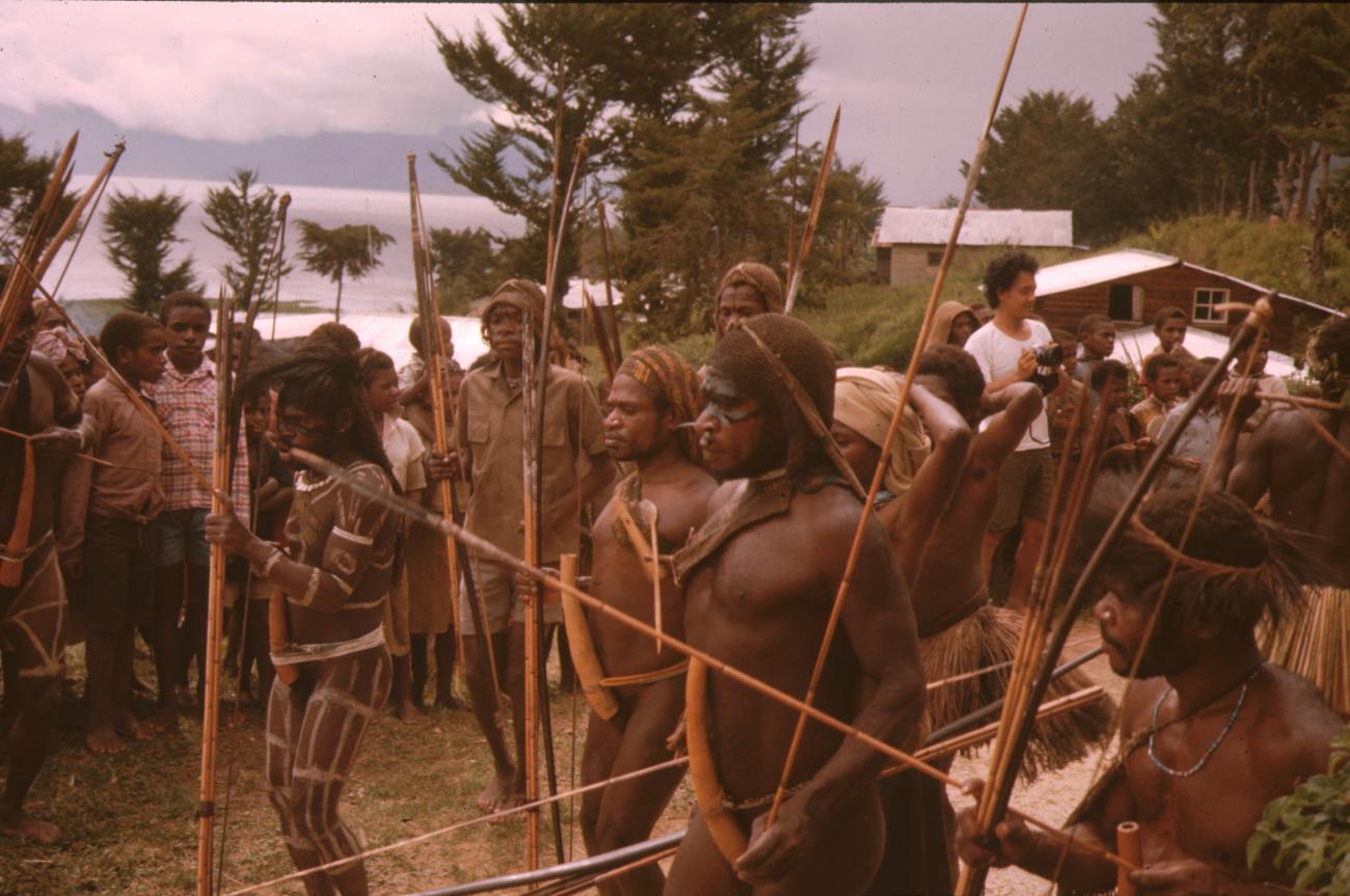 BD/132/154 - 
mannen in traditionele kleding met speren en pijl en boog
