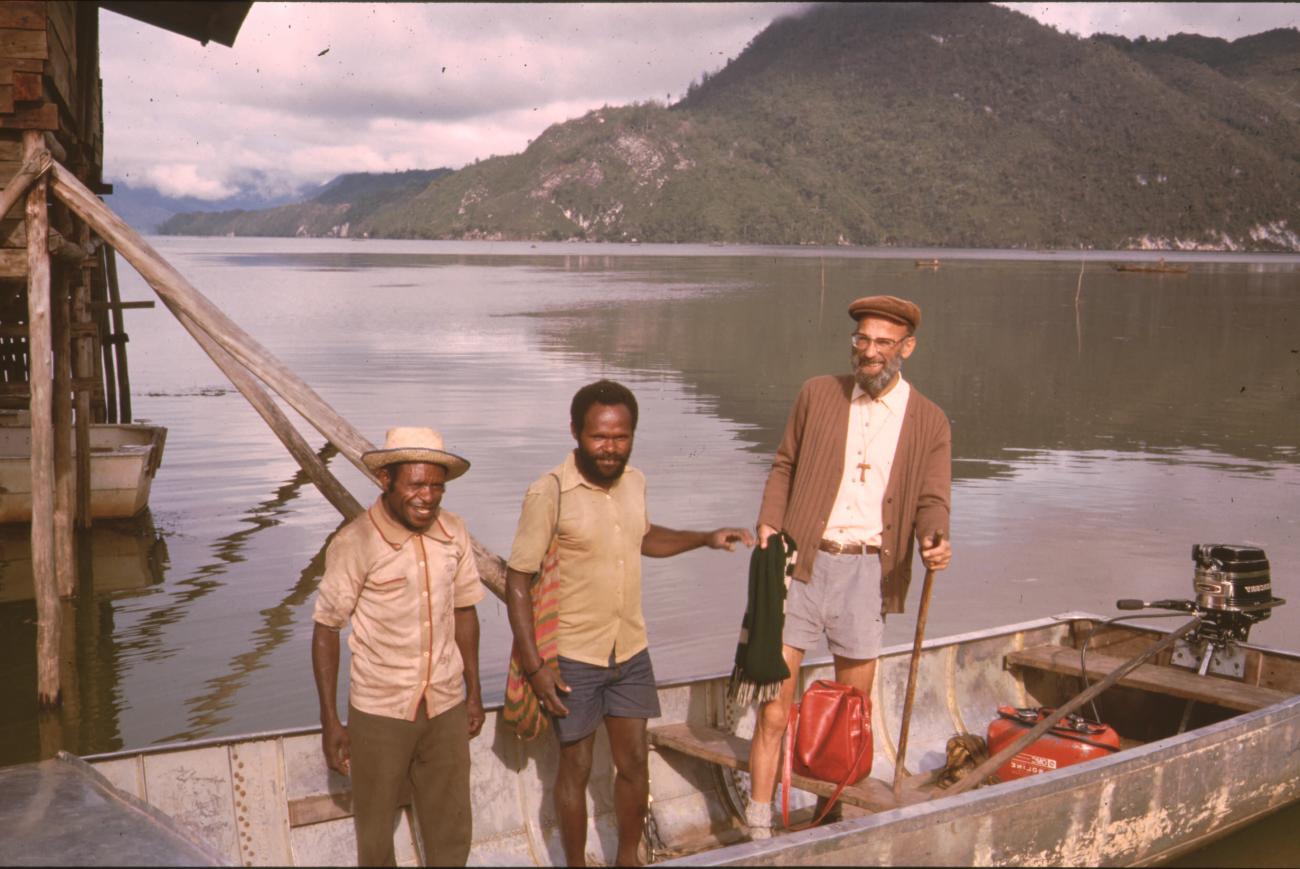 BD/132/155 - 
pater Andringa en twee Papuanen in een boot
