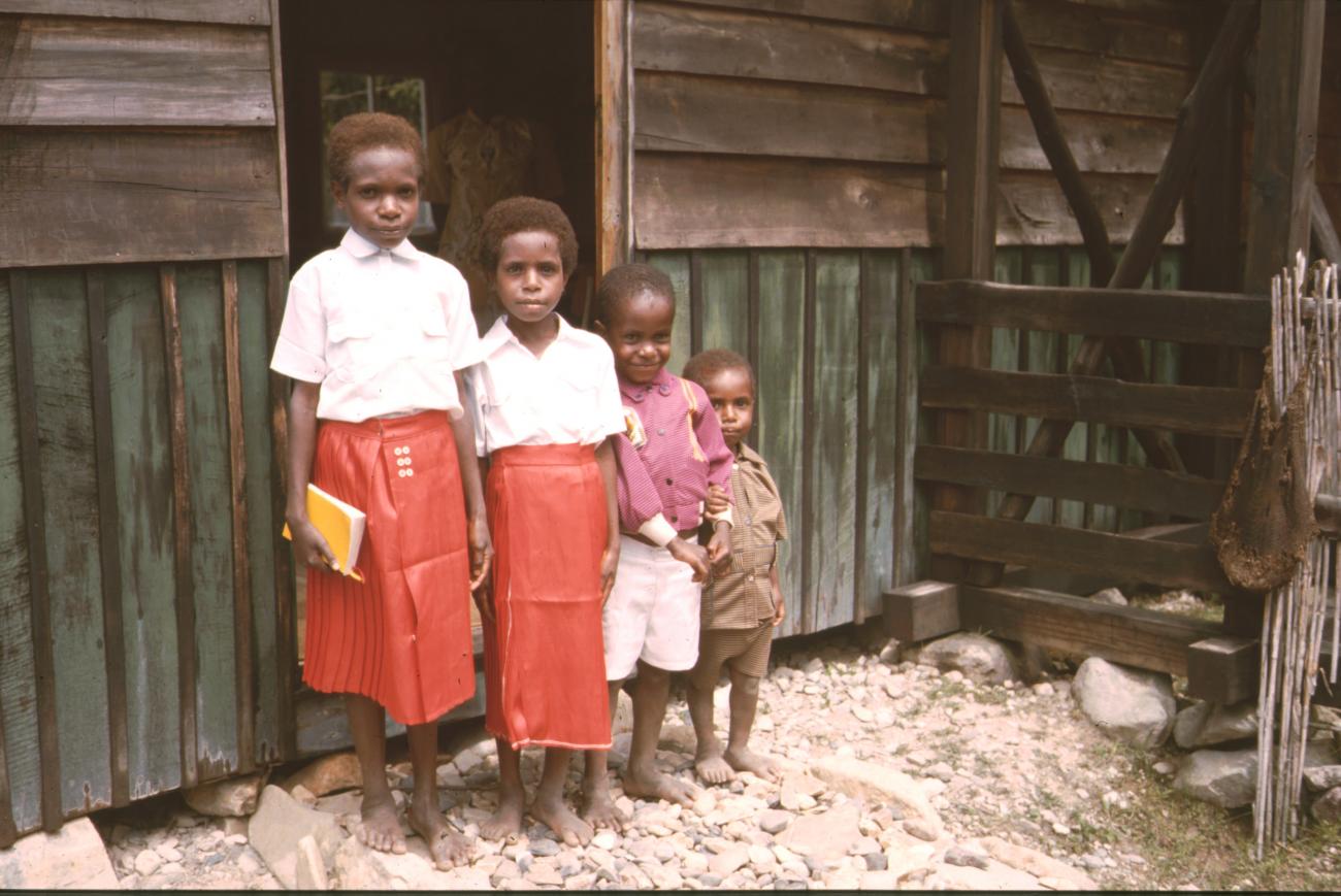 BD/132/156 - 
kinderen waarvan twee in schooluniform
