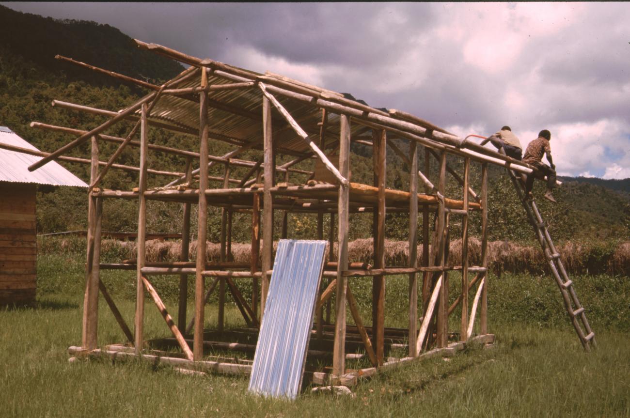 BD/132/168 - 
de bouw van een hut met golfplaat

