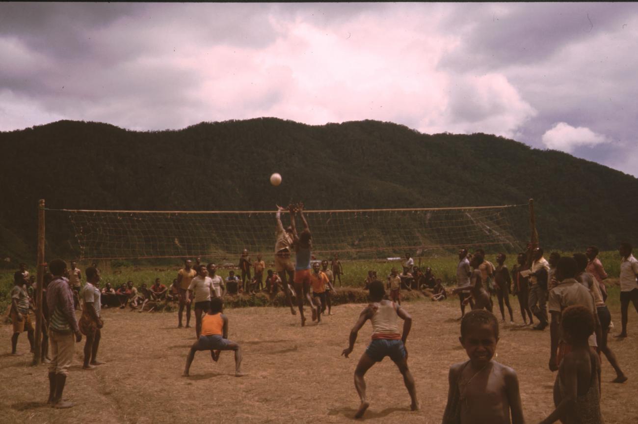 BD/132/175 - 
volleybalwedstrijd in Mowanomani kampong in de Kemu vlakte
