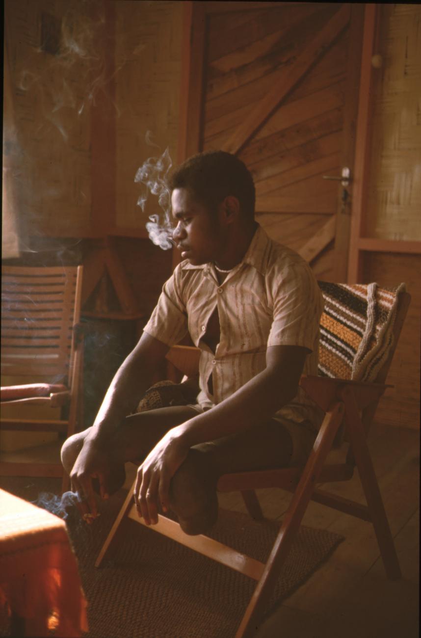 BD/132/179 - 
Papua man zonder onderbenen op stoel
