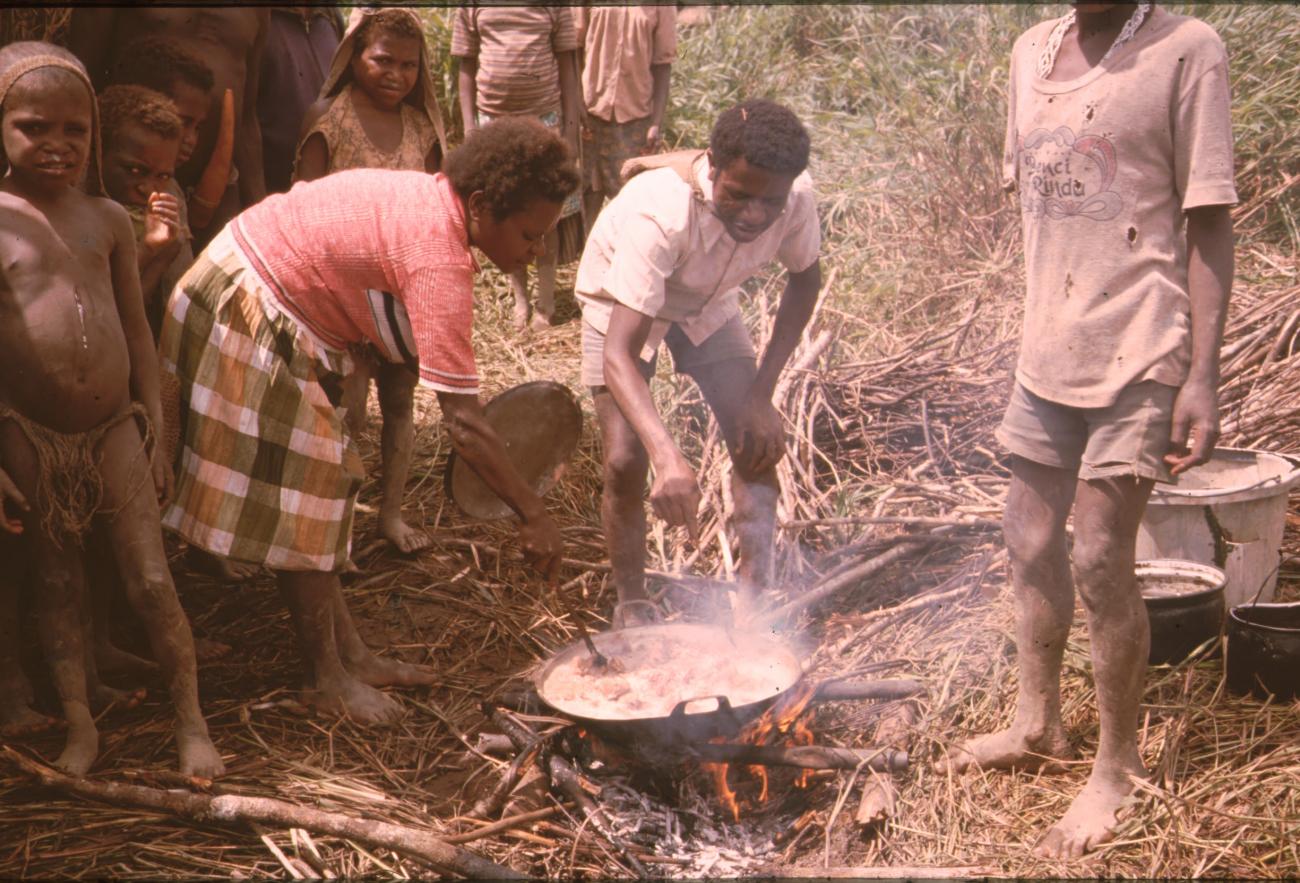 BD/132/187 - 
koken van eten op open vuur
