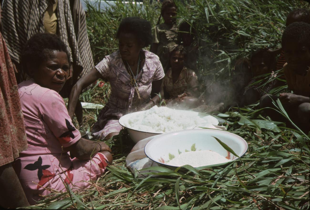 BD/132/199 - 
vrouwen bereiden rijst
