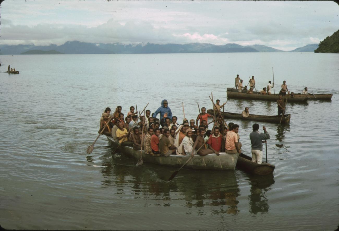 BD/132/215 - 
groep mannen in een boot
