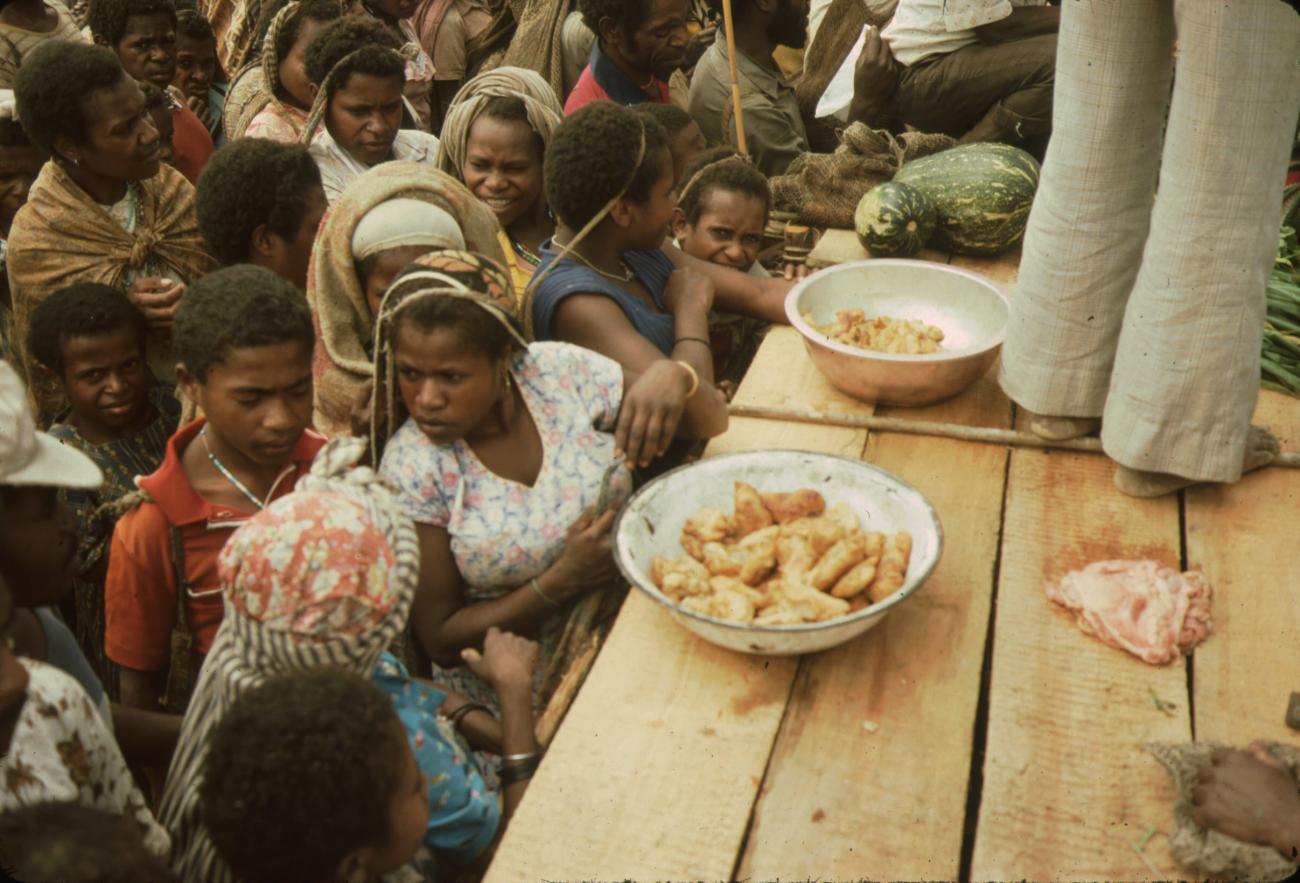 BD/132/23 - 
groepsfoto van mensen met eten op tafel 
