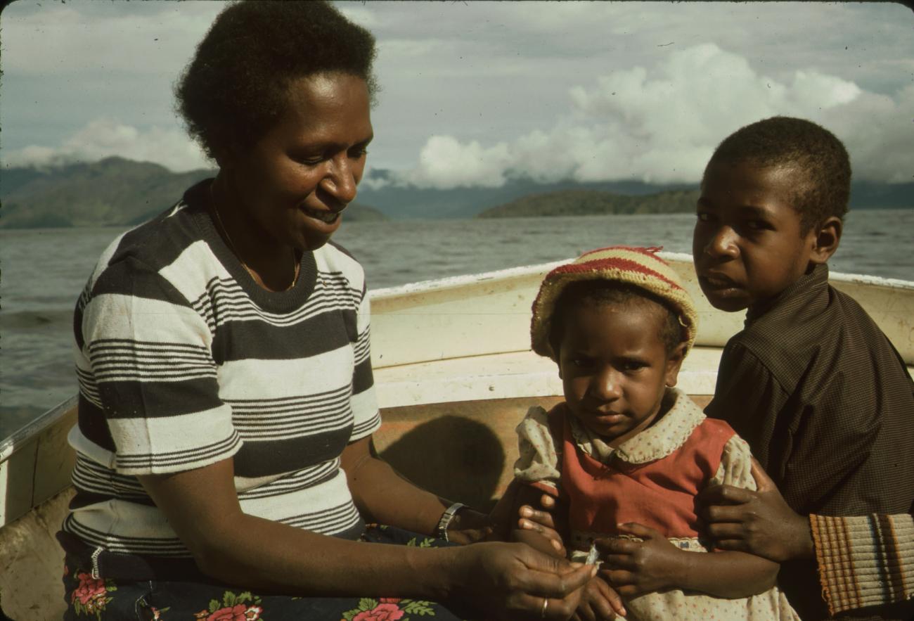 BD/132/248 - 
vrouw met twee kinderen in een boot
