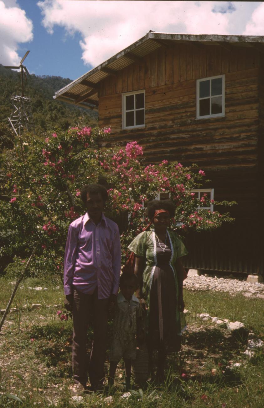 BD/132/33 - 
portretfoto van man en vrouw in tuin voor huis 
