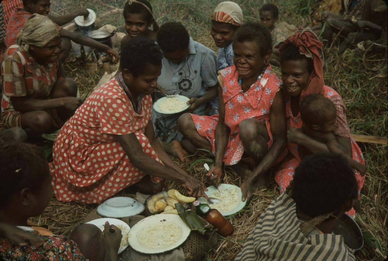 BD/132/34 - 
vrouwen en kinderen die aan het eten zijn
