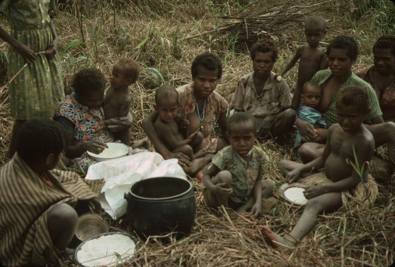 BD/132/37 - 
groepsfoto met voedselbereiding door vrouwen met kinderen
