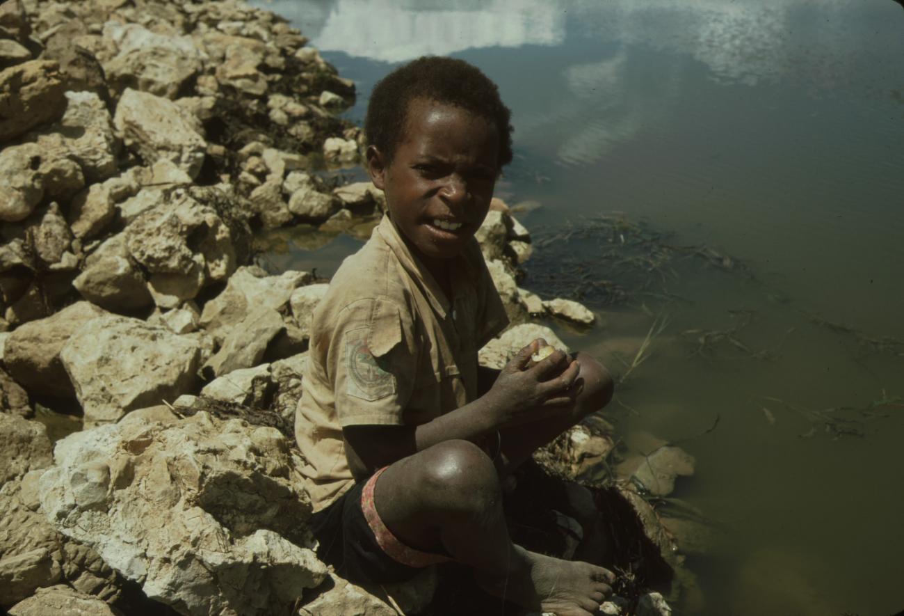 BD/132/38 - 
portretfoto van jongen zittend bij water
