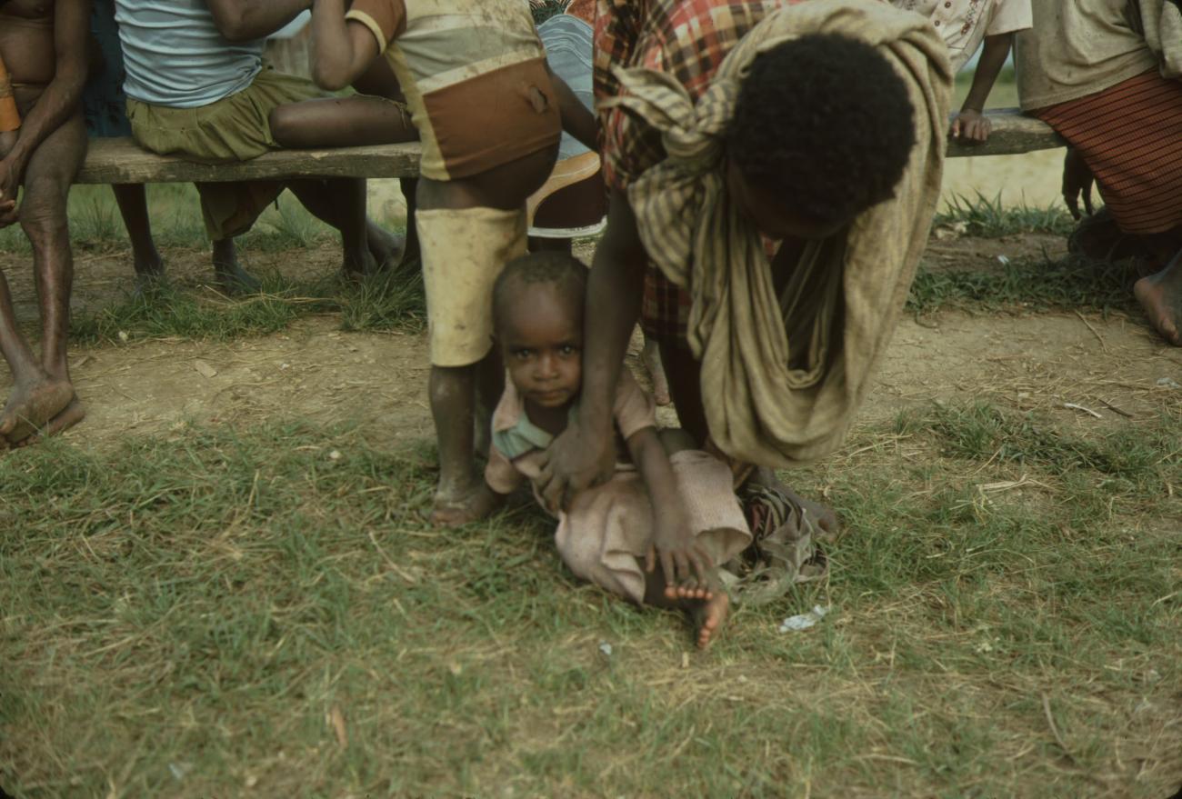 BD/132/42 - 
portretfoto van kind zittend op gras

