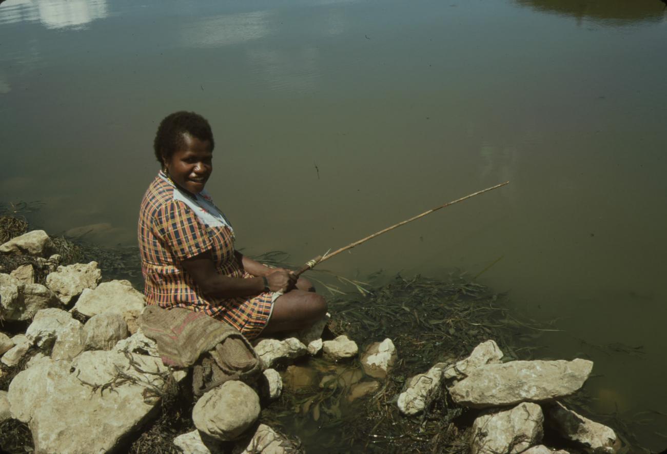 BD/132/44 - 
portretfoto van vrouw die aan het vissen is

