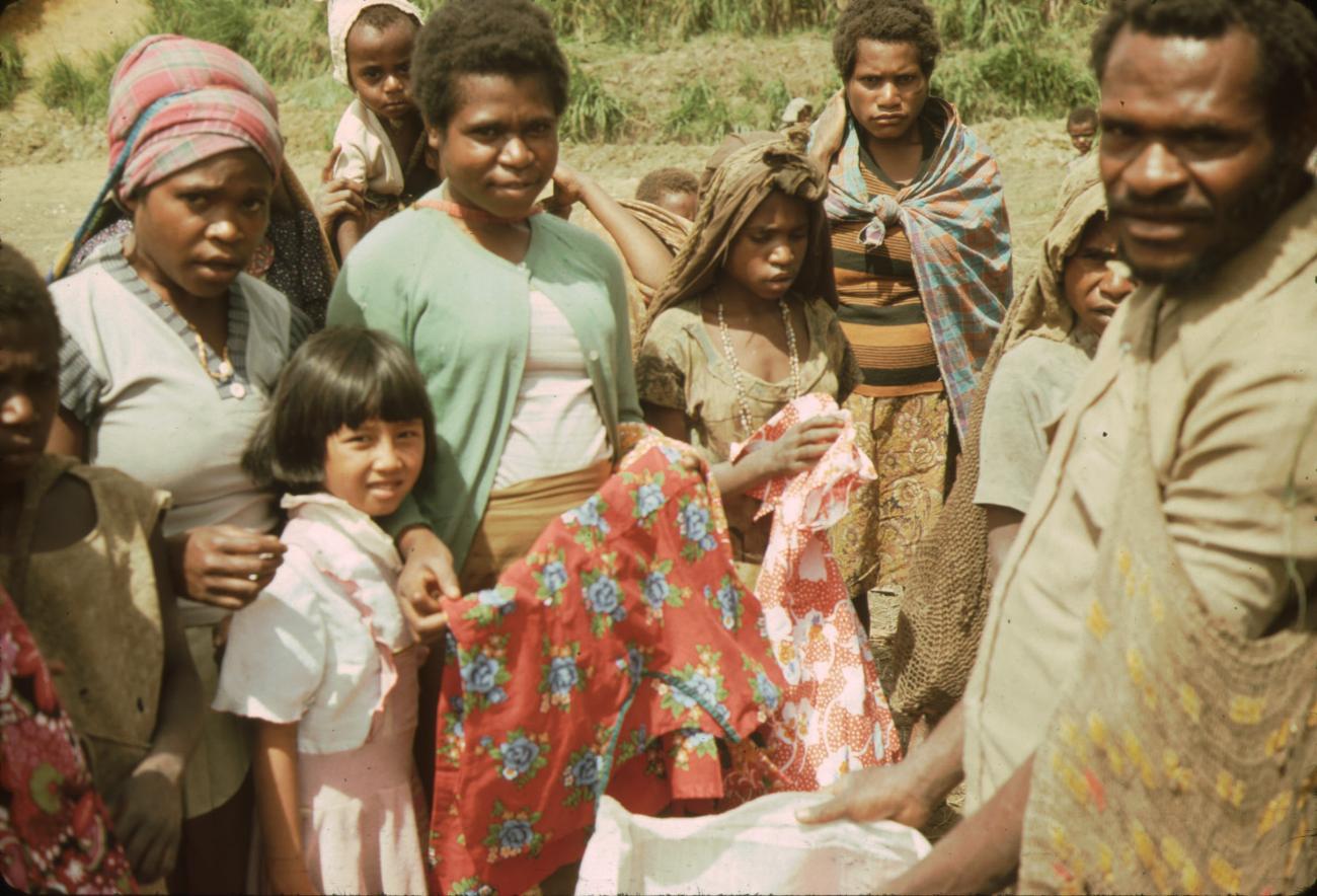BD/132/51 - 
groepsfoto van papua&#039;s met kleding
