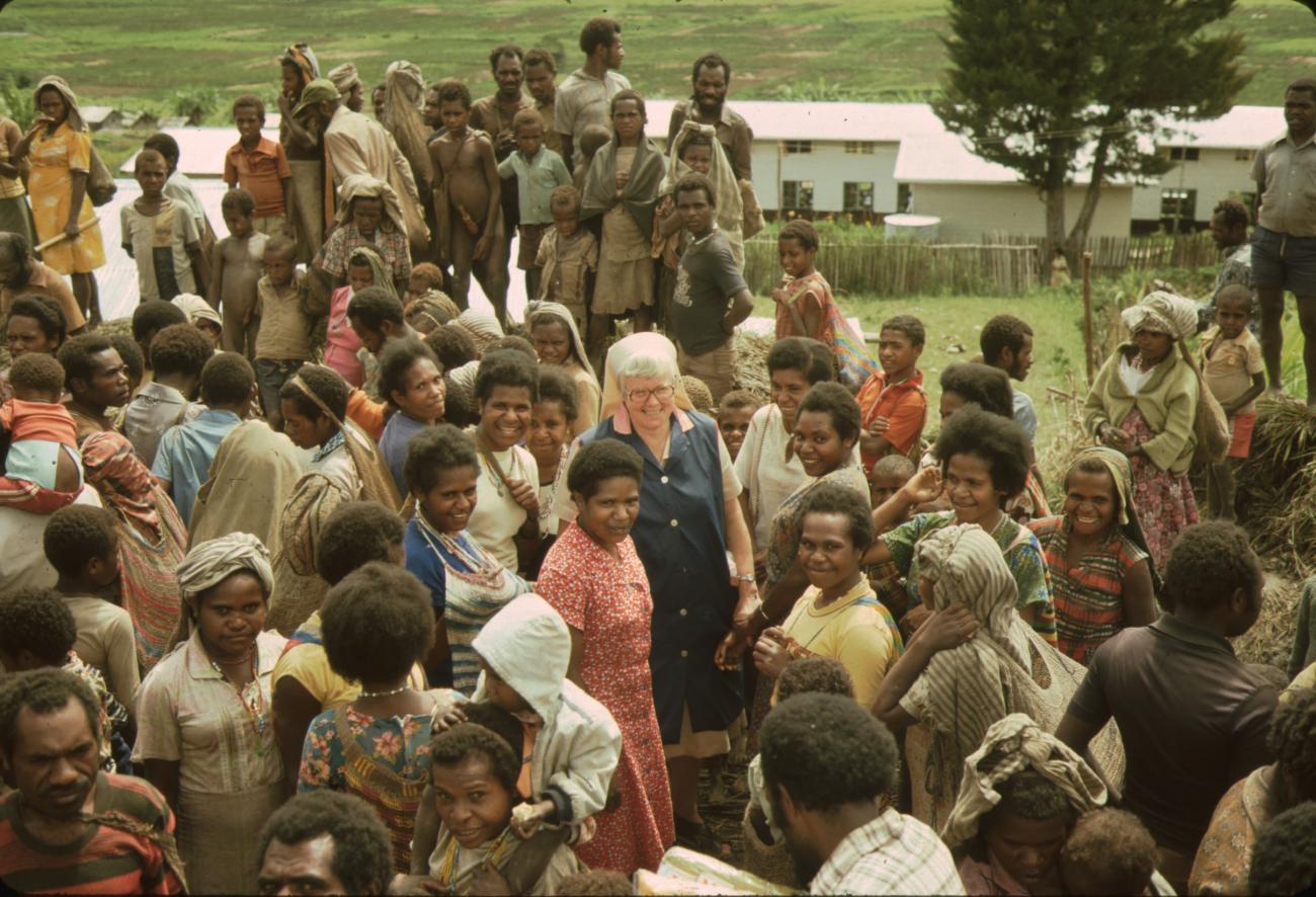 BD/132/54 - 
groepsfoto van papua&#039;s met missionaris
