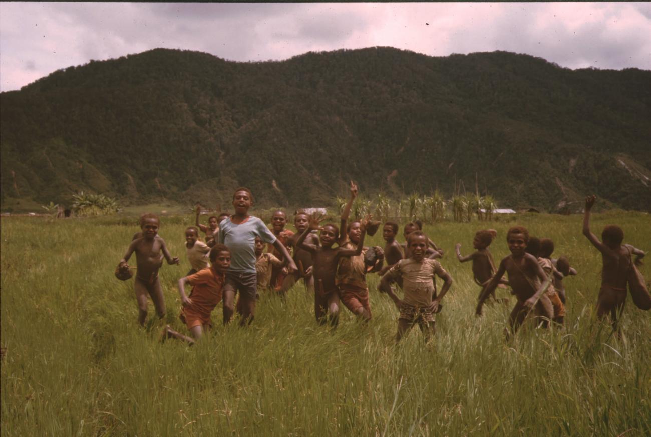 BD/132/59 - 
groep rennende kinderen

