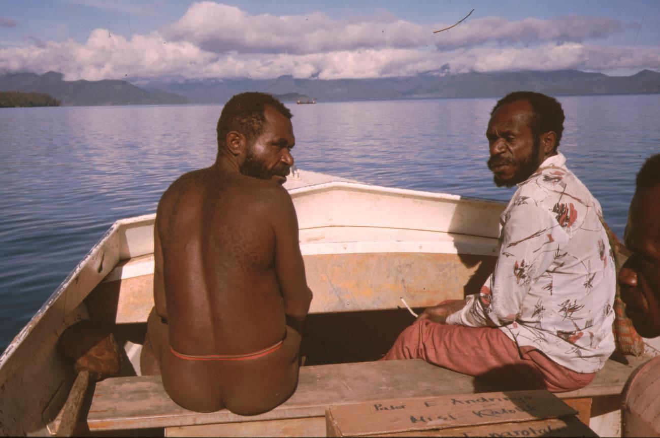 BD/132/93 - 
twee mannen voorin de boot
