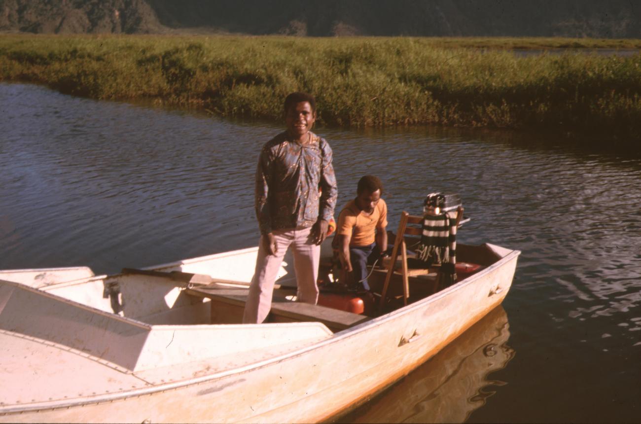 BD/132/94 - 
twee mannen in een motorboot 
