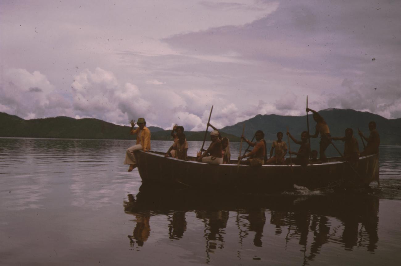 BD/132/97 - 
groep mensen in een boot

