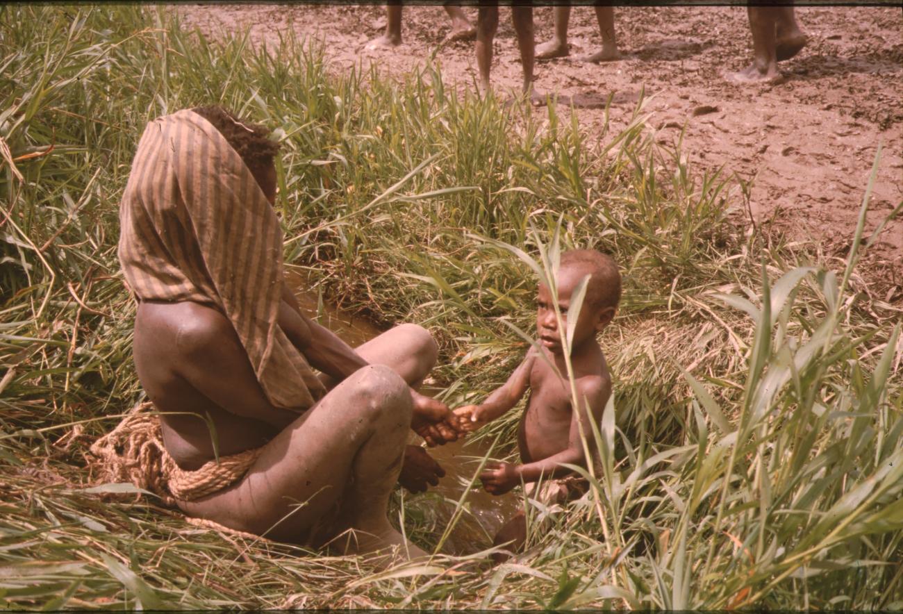 BD/132/99 - 
vrouw met kind in een irrigatiekanaal
