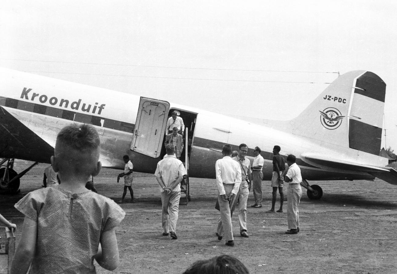 BD/133/1019 - 
Passagiers stappen uit een Kroonduif-vliegtuig
